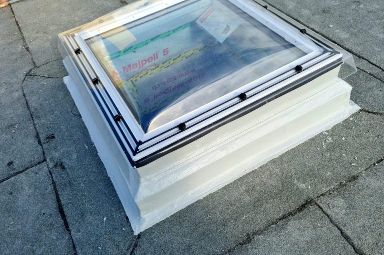 Detailabdichtungen, Balkonbeschichtungen, Terrassenbeschichtungen, Bedachungen, Bitumen, bituminöse Abdichtungen, Sondagen, Sonideröffnungen, Begrünungen, Carports, Langenthal, Sanierungen, Unterhalt, Wartungen, Service